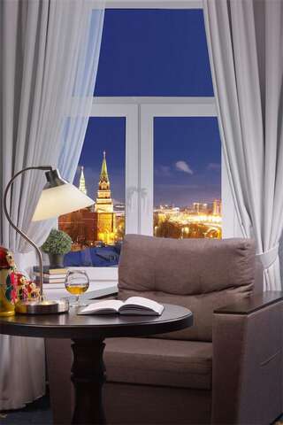 Отель МИРРОС Отель Москва Кремль Москва Улучшенный двухместный номер с видом на Кремль-1